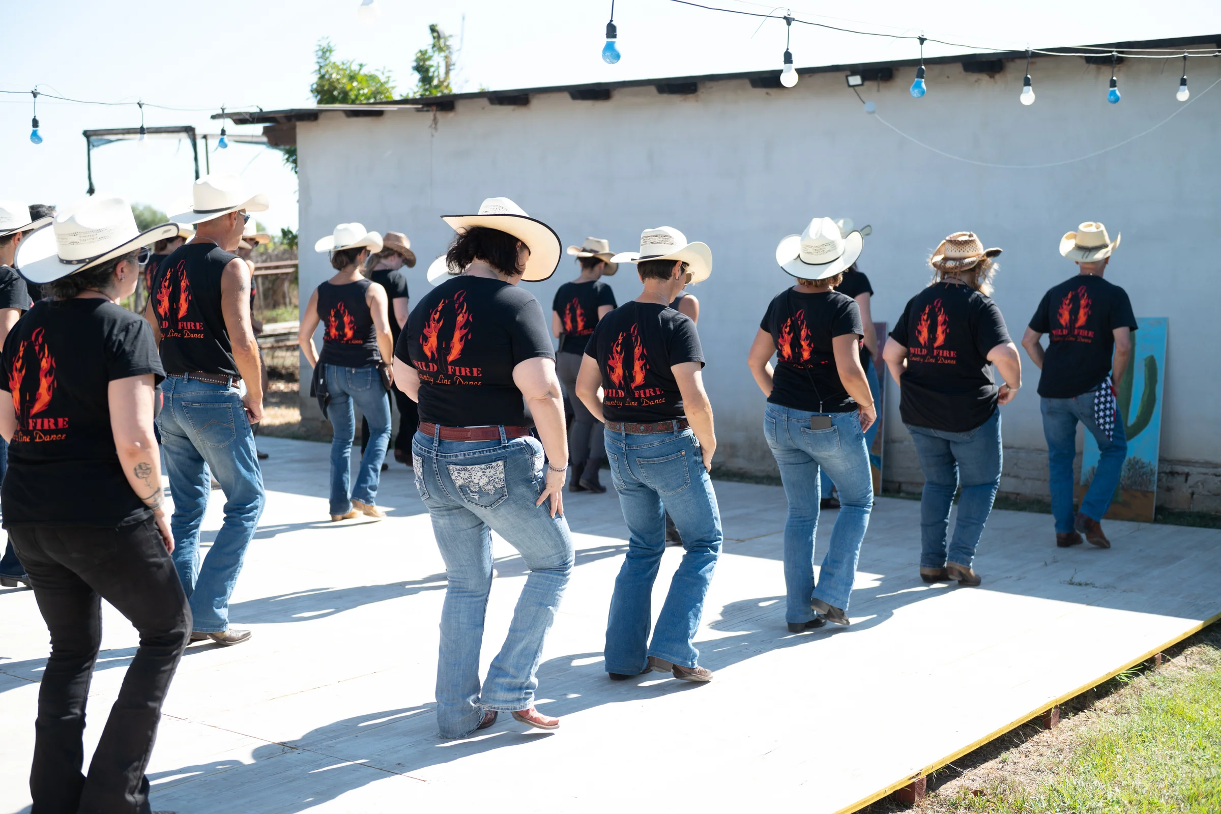 Esibizione country durante un evento Wild Fire